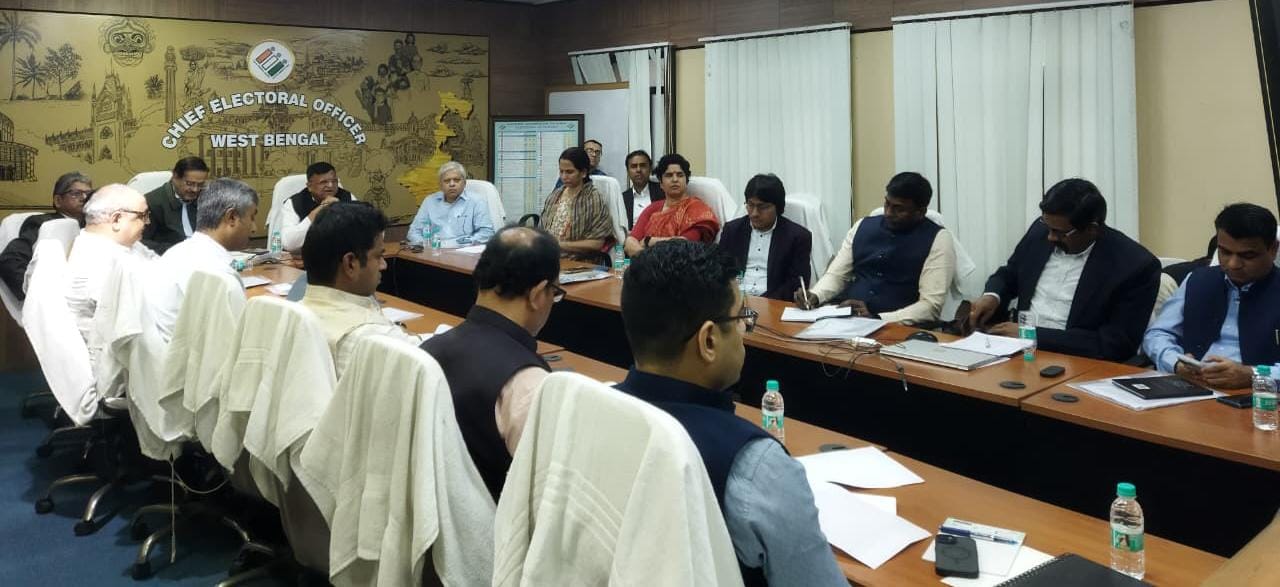 কোনো যোগ্য ভোটারের নাম যাতে তালিকা থেকে বাদ না পড়ে এবং কোনো ভুয়ো বা অযোগ্য ভোটার যাতে তালিকায় স্থান না পায় তা নিশ্চিত করতে জেলা নির্বাচনী আধিকারিকদের নির্দেশ দিয়েছেন মুখ্য নির্বাচনী আধিকারিক এবং Electoral Roll Observer-রা।