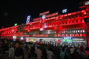 রক্ষণাবেক্ষণ কাজের জন্য আজ রাত ১১ টা ৪৫ মিনিট থেকে আগামীকাল (14.11.2025) ভোর রাত সাড়ে তিনটে পর্যন্ত মোট ২২৫ মিনিট শিয়ালদা ও বিধাননগর স্টেশনের মধ্যে এক নম্বর ব্রিজের ৫ নম্বর লাইনে ট্র্যাফিক ও পাওয়ার ব্লক থাকবে।