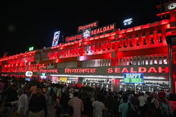 রক্ষণাবেক্ষণ কাজের জন্য আজ রাত ১১ টা ৪৫ মিনিট থেকে আগামীকাল (14.11.2025) ভোর রাত সাড়ে তিনটে পর্যন্ত মোট ২২৫ মিনিট শিয়ালদা ও বিধাননগর স্টেশনের মধ্যে এক নম্বর ব্রিজের ৫ নম্বর লাইনে ট্র্যাফিক ও পাওয়ার ব্লক থাকবে।