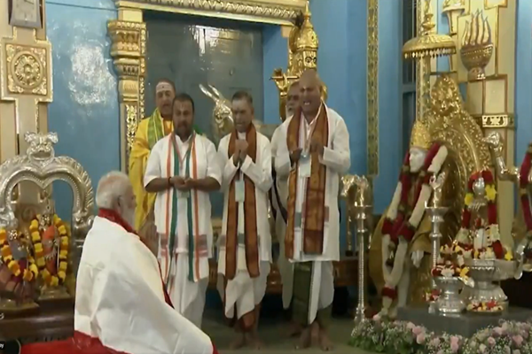 प्रधानमंत्री मोदी ने पुट्टपर्थी में श्री सत्य साईं बाबा की महासमाधि पर विशेष पूजा-अर्चना की