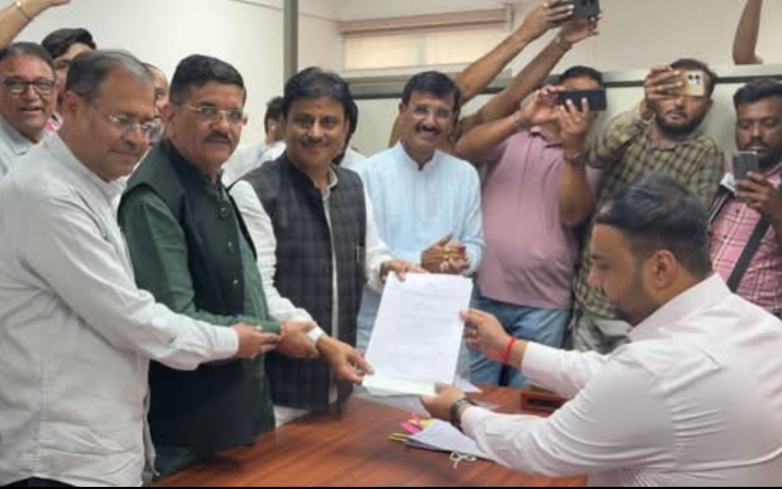 મહેસાણાની દૂધસાગર ડૅરીમાં નિયામક મંડળની ચૂંટણી માટે ડૅરીના વર્તમાન અધ્યક્ષ અશોક ચૌધરીએ આજે ઉમેદવારીપત્રક ભર્યું.