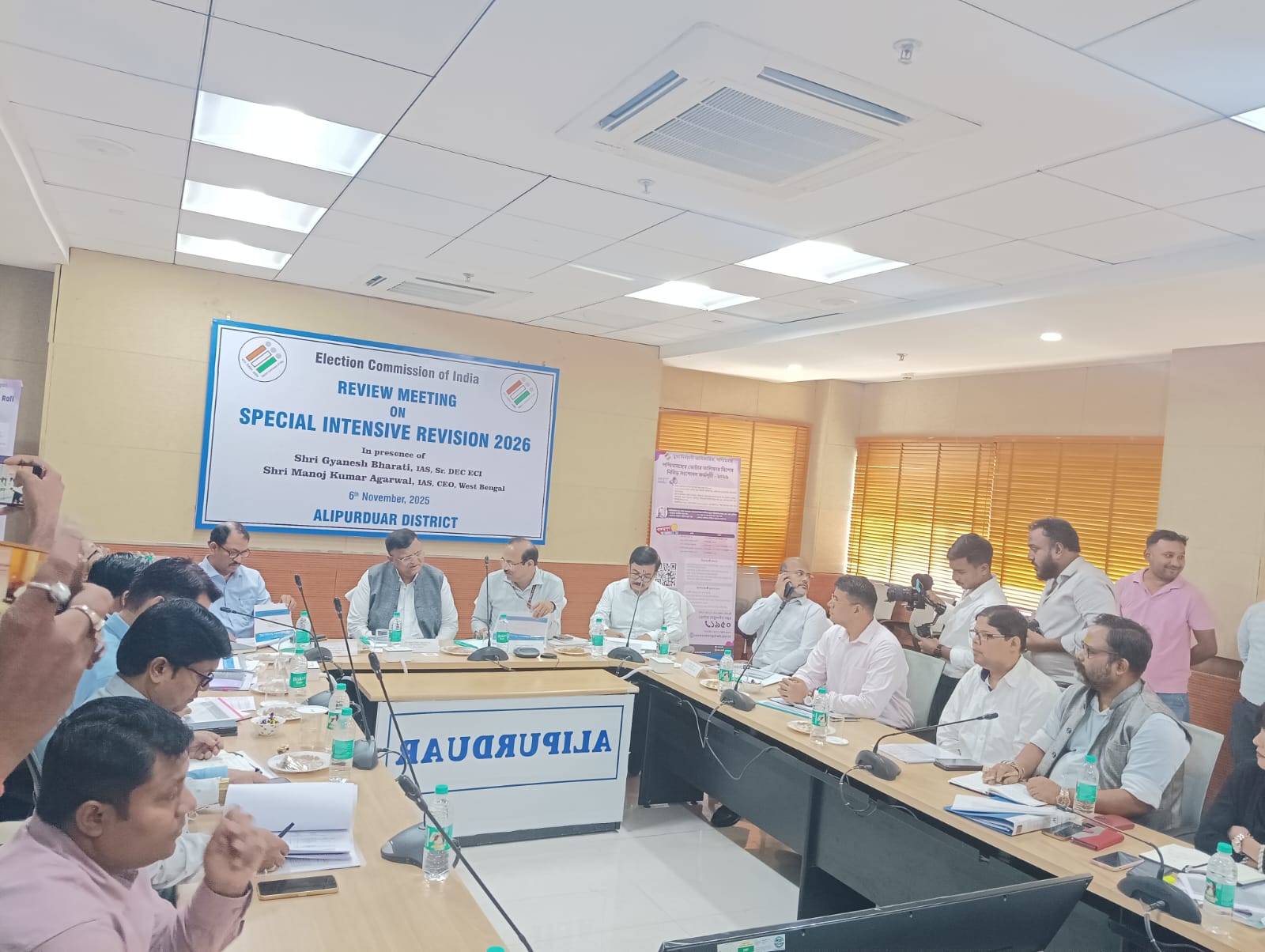 ভোটার তালিকায় বিশেষ নিবিড় সংশোধন- এর কাজ খতিয়ে দেখতে সিনিয়র ডেপুটি ইলেকশন কমিশনার জ্ঞানেশ ভারতীর নেতৃত্বে নির্বাচন কমিশনের এক প্রতিনিধি দল আজ থেকে পশ্চিমবঙ্গে পর্যালোচনার কাজ শুরু করবেন।