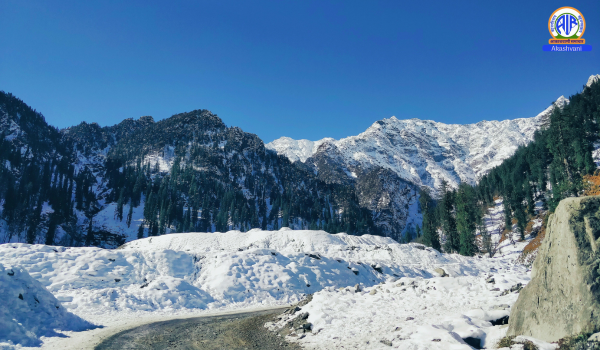 হিমাচল প্রদেশ ও উত্তরাখন্ডের উঁচু অঞ্চলে গতকাল নতুন করে তুষারপাত হয়েছে।