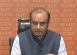 ভোটার তালিকায় বিশেষ নিবিড় সংশোধন কর্মসূচী এস আই আর সুষ্ঠু ভাবে পরিচালনার ক্ষেত্রে  কংগ্রেস ও তৃণমূল কংগ্রেসের মতো বিরোধী দলগুলি বিভিন্ন রাজ্যে বাধা সৃষ্টির চেষ্টা করছে বলে বিজেপি অভিযোগ অভিযোগ করেছে।