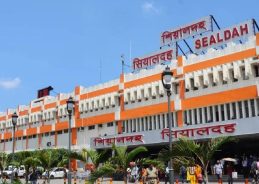 রক্ষণাবেক্ষণ কাজের জন্য আজ ( 26.11.25) রাত ১১ টা ৪৫ মিনিট থেকে আগামীকাল ( 27.11.25) ভোর রাত তিনটে ৩০ মিনিট পর্যন্ত মোট ২২৫ মিনিট শিয়ালদা ও বিধাননগর রোড স্টেশনের মধ্যে ১ নম্বর ব্রিজের ৫ নম্বর লাইনে ট্র্যাফিক ও পাওয়ার ব্লক থাকবে।