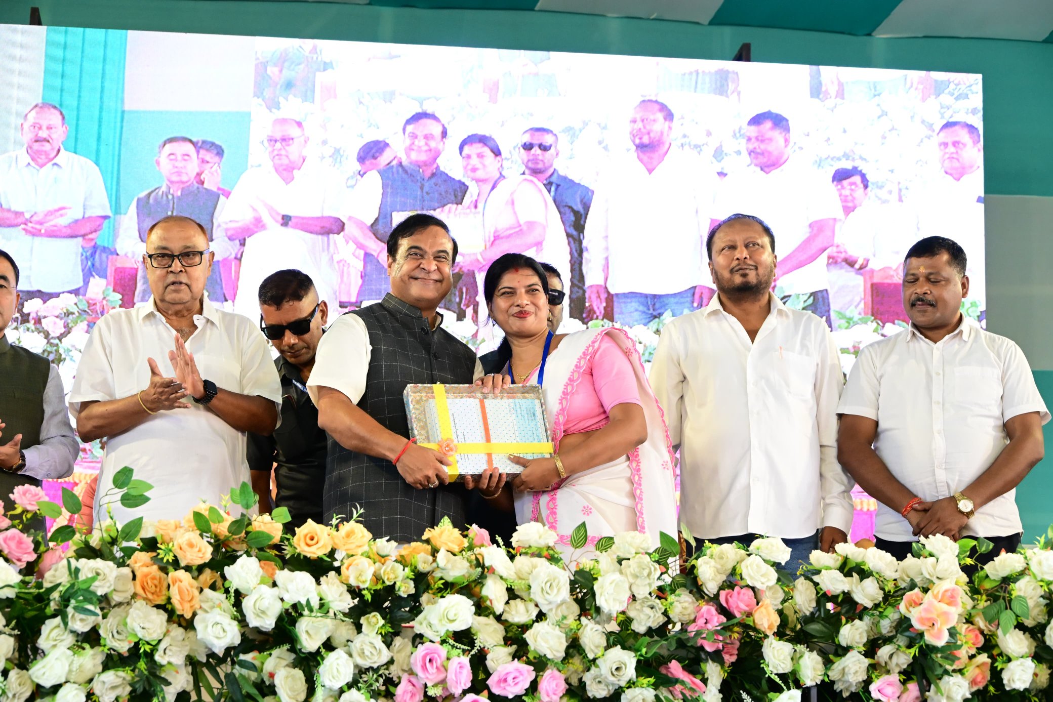 শোণিতপুৰৰ জামুগুৰিহাটত মুখ্যমন্ত্ৰীৰ মহিলা উদ্যমিতা অভিযানৰ অধীনত চেক বিতৰণ মুখ্যমন্ত্ৰীৰ