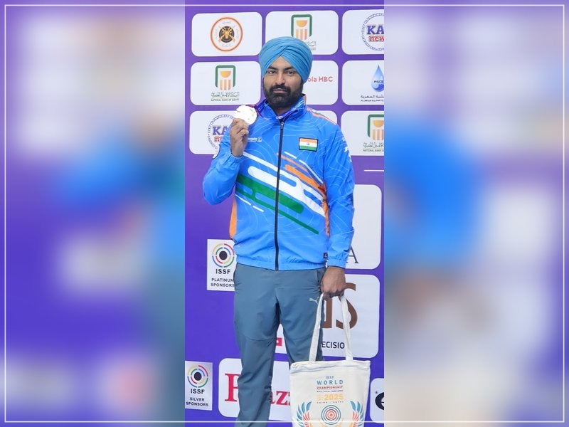 আই এছ এছ এফ ৰাইফল আৰু পিষ্টল ৱৰ্ল্ড ছেম্পিয়নশ্বিপত ভাৰতৰ গুৰপ্ৰীত সিঙৰ পুৰুষৰ ২৫ মিটাৰ ইভেণ্টত ৰূপৰ পদক লাভ