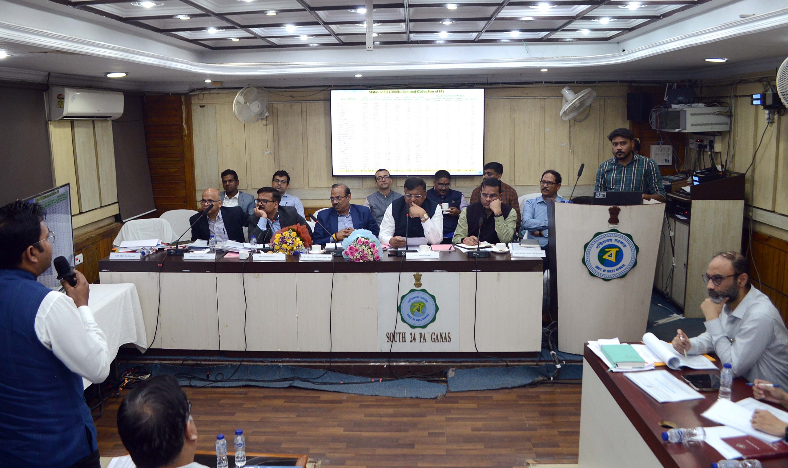 মৃত , স্থানান্তরিত বা ভুয়ো ভোটারের নাম কোনও অবস্থাতেই ভোটার তালিকায় থাকা চলবে না বলে নির্বাচন কমিশন ফের স্পষ্ট ভাবে জানিয়ে দিয়েছে।