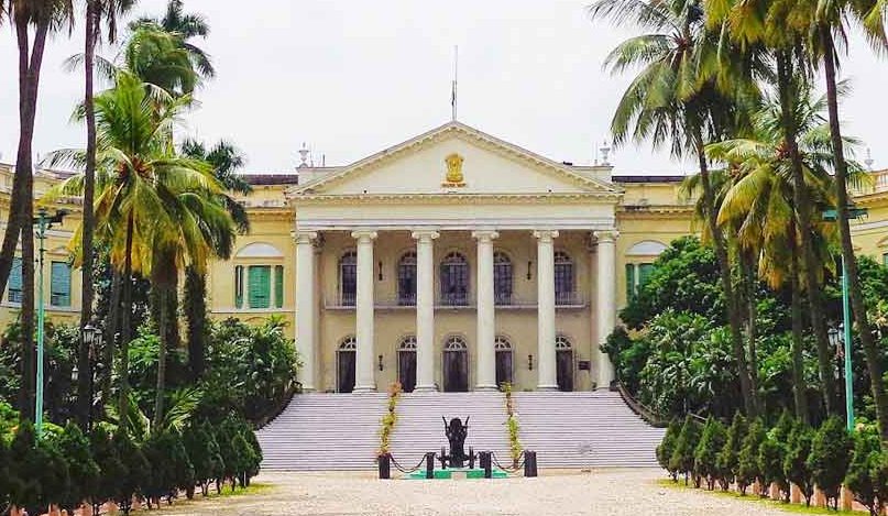 তৃণমূল সাংসদ কল্যাণ বন্দ্যোপাধ্যায়ের বিরুদ্ধে কলকাতার হেয়ার স্ট্রিট থানায় অভিযোগ দায়ের করেছে রাজভবন।