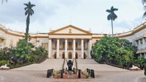 রাজভবনের পক্ষ থেকে আজ জানানো হয়েছে আগামীকাল ভোর পাঁচটা থেকে রাজভবন নাগরিক সমাজ ও সাংবাদিকদের জন্য খুলে দেওয়া হবে, তবে ১০০ জনের বেশি ঢুকতে দেওয়া হবে না।