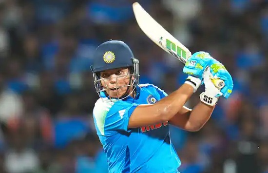 বিশ্বকাপজয়ী দলের সদস্য রিচা ঘোষের কৃতিত্বকে স্বীকৃতি জানাতে শিলিগুড়িতে ক্রিকেট স্টেডিয়াম গড়ার সিদ্ধান্ত নিয়েছে রাজ্য সরকার।