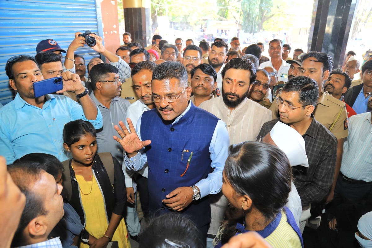 शालेय मुलामुलींसाठी राज्य परिवहन महामंडळ हेल्पलाईन सुरू करणार असल्याची परिवहन मंत्र्यांची माहिती