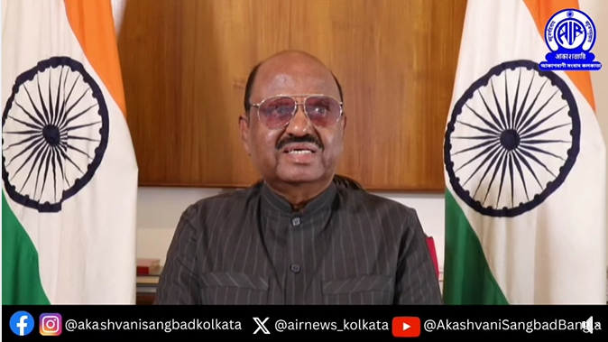 পশ্চিমবঙ্গে রাজভবনের নাম বদলে লোকভবন করা হয়েছে। এক  বিজ্ঞপ্তিতে জানানো হয়েছে, কেন্দ্রীয় স্বরাষ্ট্রমন্ত্রকের অনুমতিক্রমে  কলকাতা ও দার্জিলিংয়ের রাজভবন, ব্যারাকপুরের ফ্ল্যাগ স্টাফ হাউসের নাম পরিবর্তন করে লোকভবন করা হল। 