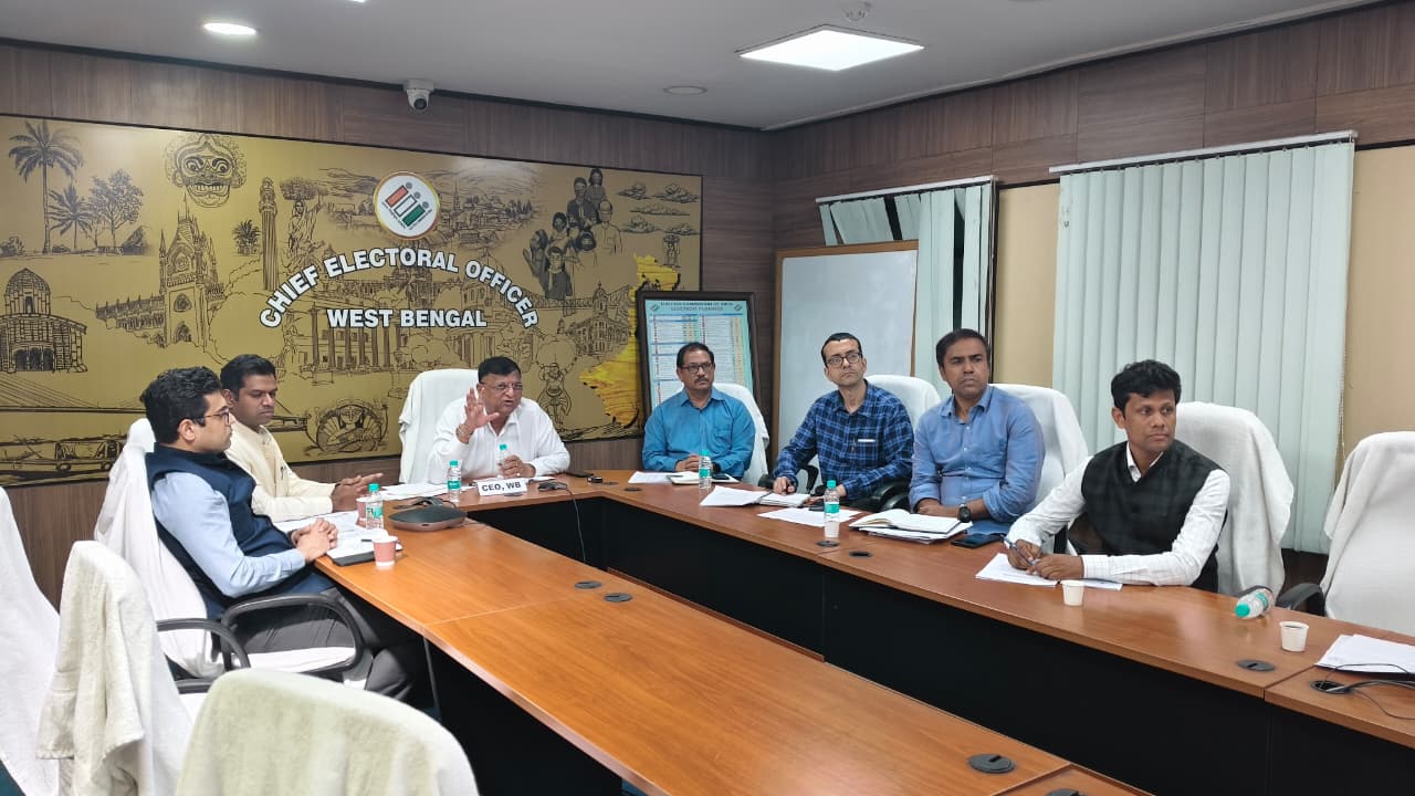 ভোটার তালিকায় বিশেষ নীবিড় সংশোধন কর্মসূচী এস আই আর নিয়ে আজ বিভিন্ন জেলার নির্বাচনী অধিকারীদের সঙ্গে জরুরী বৈঠক করেছেন, রাজ্যের মুখ্য নির্বাচনী আধিকারিক মনোজ আগরওয়াল।