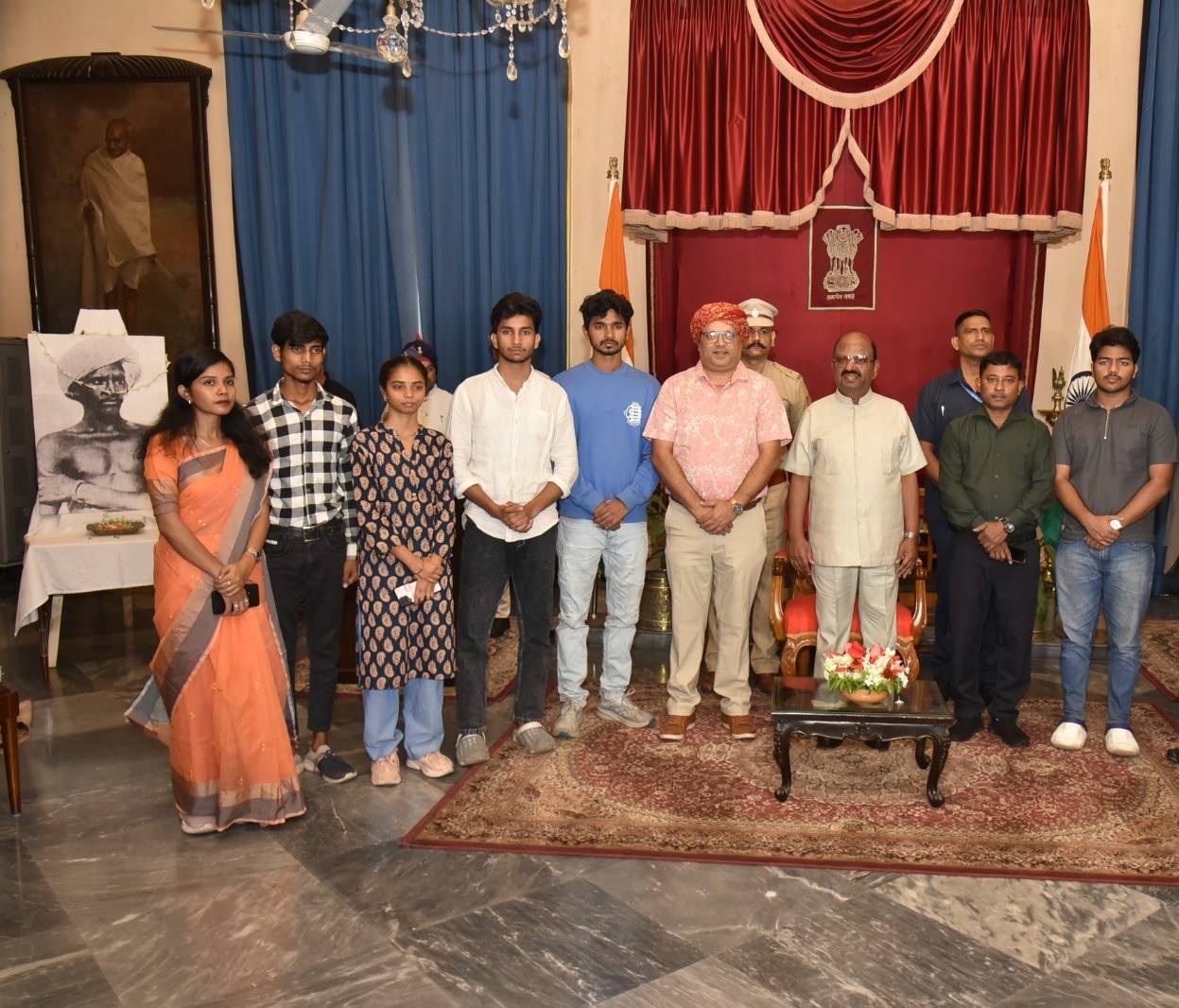 ‘এক ভারত শ্রেষ্ঠ ভারত’ কর্মসূচির অঙ্গ হিসেবে ঝাড়খণ্ড রাজ্যের প্রতিষ্ঠা দিবস এবং ধরতি আবা ভগবান বীরসা মুন্ডার ১৫০তম জন্মজয়ন্তী আজ কলকাতা রাজভবনে যথাযথ মর্যাদায় উদ্‌যাপন করা হয়