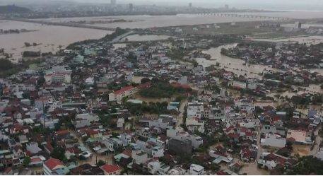 ভিয়েতনামের মধ্যাঞ্চলে বন্যা এবং ভূমিধসে ৪০ জনেরও বেশি প্রাণ হারিয়েছেন।