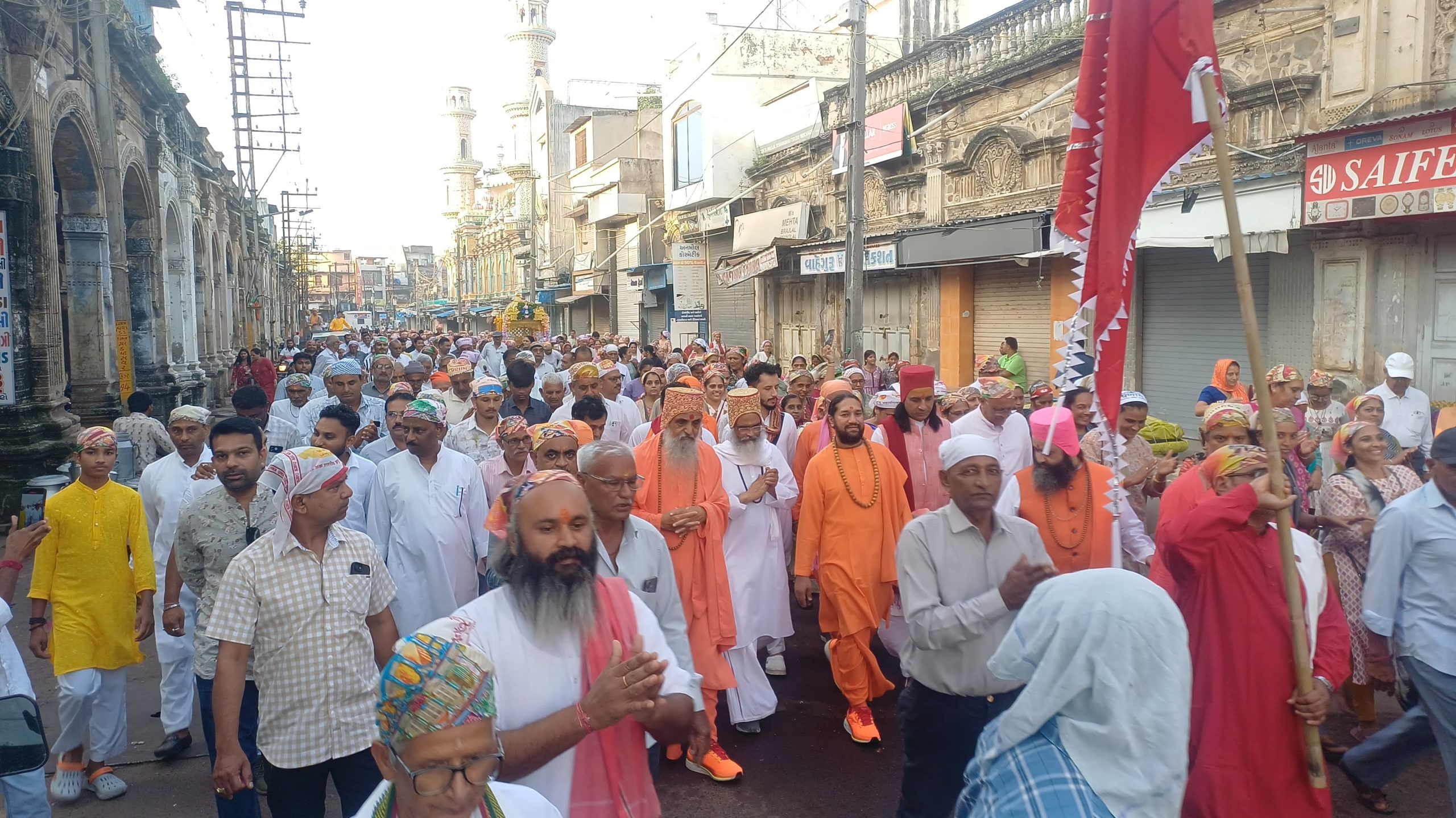 જામનગરમાં શ્રી પાંચ નવતનપુરીધામ ખીજડા મંદિરના સ્થાપના દિવસે કારતક પૂનમ નિમિત્તે પૃથ્વી પરિક્રમા યોજાઈ