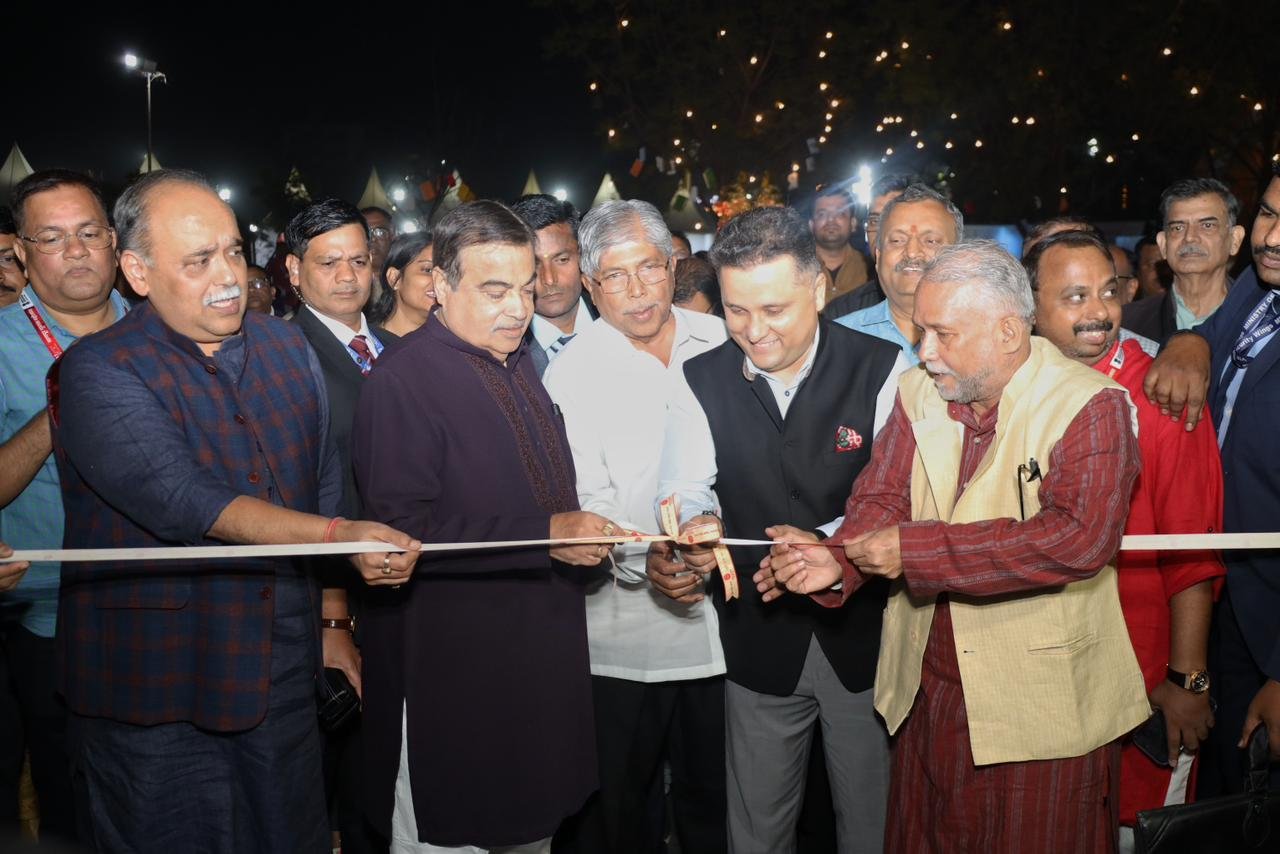 কেন্দ্রীয় মন্ত্রী নীতিন গডকরি গতকাল নাগপুরে ন্যাশনাল বুক ট্রাস্ট, মহারাষ্ট্র সরকার এবং জিরো মাইল ইয়ুথ ফাউন্ডেশনের মিলিত উদ্যোগে আয়োজিত প্রথম নাগপুর পুস্তক উৎসব ২০২৫-এর উদ্বোধন করেছেন।