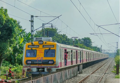 রাজ্য পুলিশের কনস্টেবল নিয়োগের পরীক্ষায় চাকরীপ্রার্থীদের যাতায়াতের সুবিধার্থে আগামীকাল পূর্ব রেলের শিয়ালদা ডিভিশন শহরতলীতে বেশি সংখ্যায় EMU লোকাল চালাবে।