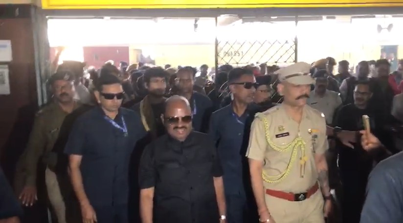 মুর্শিদাবাদের ভারত – বাংলাদেশ সীমান্তে ৭১ কিলোমিটার অংশে রাজ্য সরকার জমি না দেওয়ায় কাঁটা তারের বেড়া না দিতে পারার বিষয়টি  কেন্দ্র ও রাজ্য সরকারের মধ্যে সমন্বয়ের মাধ্যমে সমাধান করতে হবে বলে রাজ্যপাল ডক্টর সি ভি আনন্দ বোস জানিয়েছেন।