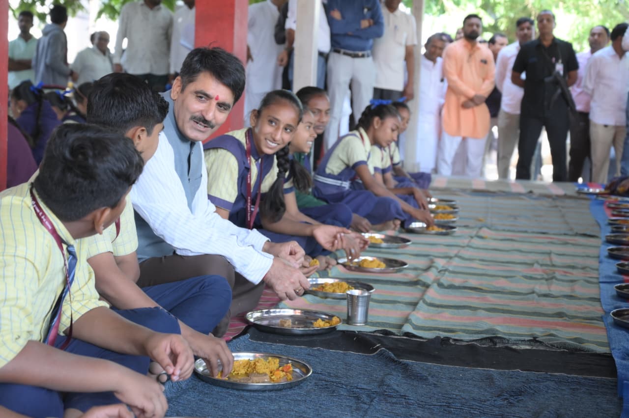 વાવ-થરાદ જિલ્લામાં  વિધાનસભાના અધ્યક્ષ શંકર ચૌધરીની ઉપસ્થિતિમાં શિક્ષણક્ષેત્રે નવી લોક કલ્યાણકારી પહેલનો પ્રારંભ કરાયો.