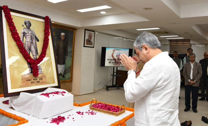 केन्द्रीय मंत्री अश्विनी वैष्णव ने भगवान बिरसा मुंडा को अर्पित की पुष्पांजलि