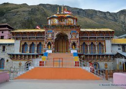 اتراکھنڈ میں چمولی ضلع میں واقع بدری ناتھ دھام کے کپاٹ پوجا اَرچنا کے بعد، آج دوپہر دوبجکر 56 منٹ پر موسم سرما کیلئے بند ہوگئے