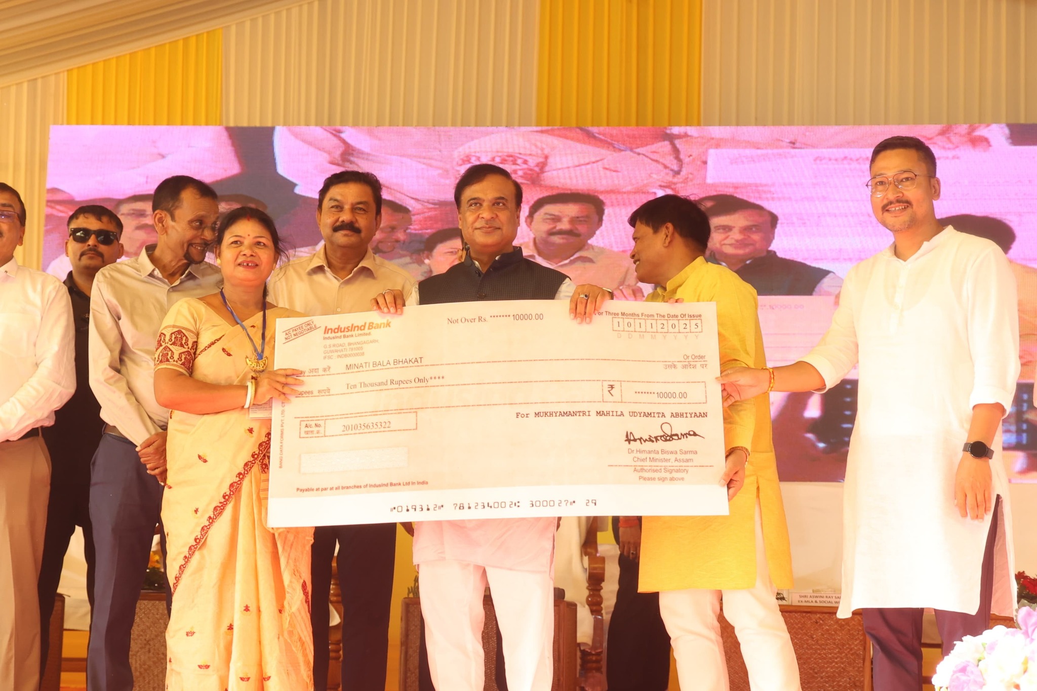 গোলকগঞ্জত মুখ্যমন্ত্ৰী মহিলা উদ্যমিতা অভিযানৰ অন্তৰ্গত আত্মসহায়ক গোটৰ সদস্যসকলক চেক বিতৰণ মুখ্যমন্ত্রী ড° হিমন্ত বিশ্ব শৰ্মাৰ