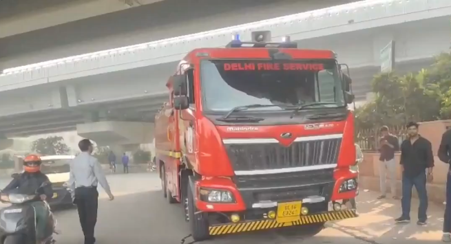 दिल्ली: महिपालपुर इलाके में बस का टायर फटने से तेज़ धमाके जैसी आवाज़, स्थानीय लोगों में दहशत