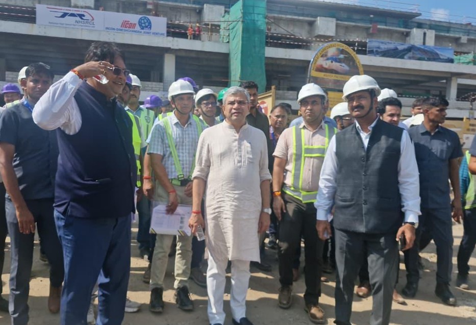 કેન્દ્રીય મંત્રી અશ્વિની વૈષ્ણવે ગાંધીનગર ખાતેની બેઠકમાં રાજ્યના સેમિકન્ડક્ટર પ્રોજેક્ટ્સની કામગીરીની વિગતો મેળવી