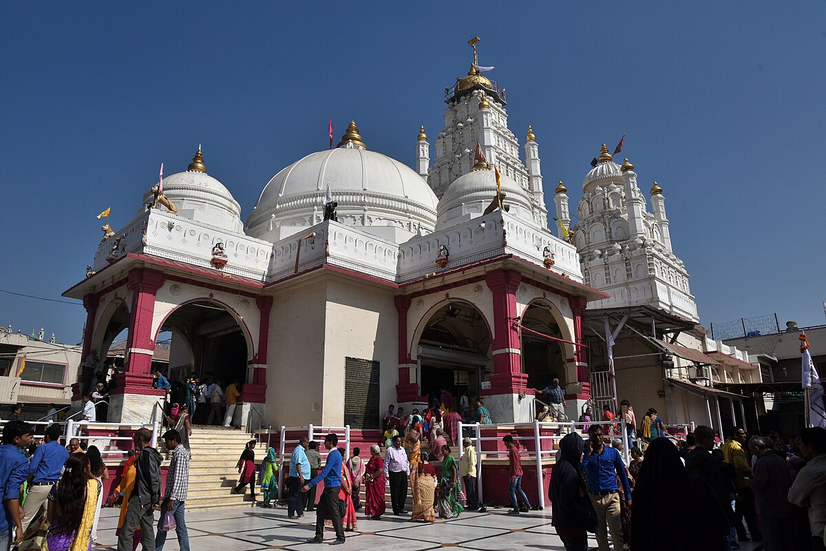 ખેડામાં આવેલા સુપ્રસિદ્ધ ડાકોર રાજા રણછોડરાયજી મંદિરમાં દેવદિવાળીની ધામધૂમથી ઉજવણી કરવામાં આવી.