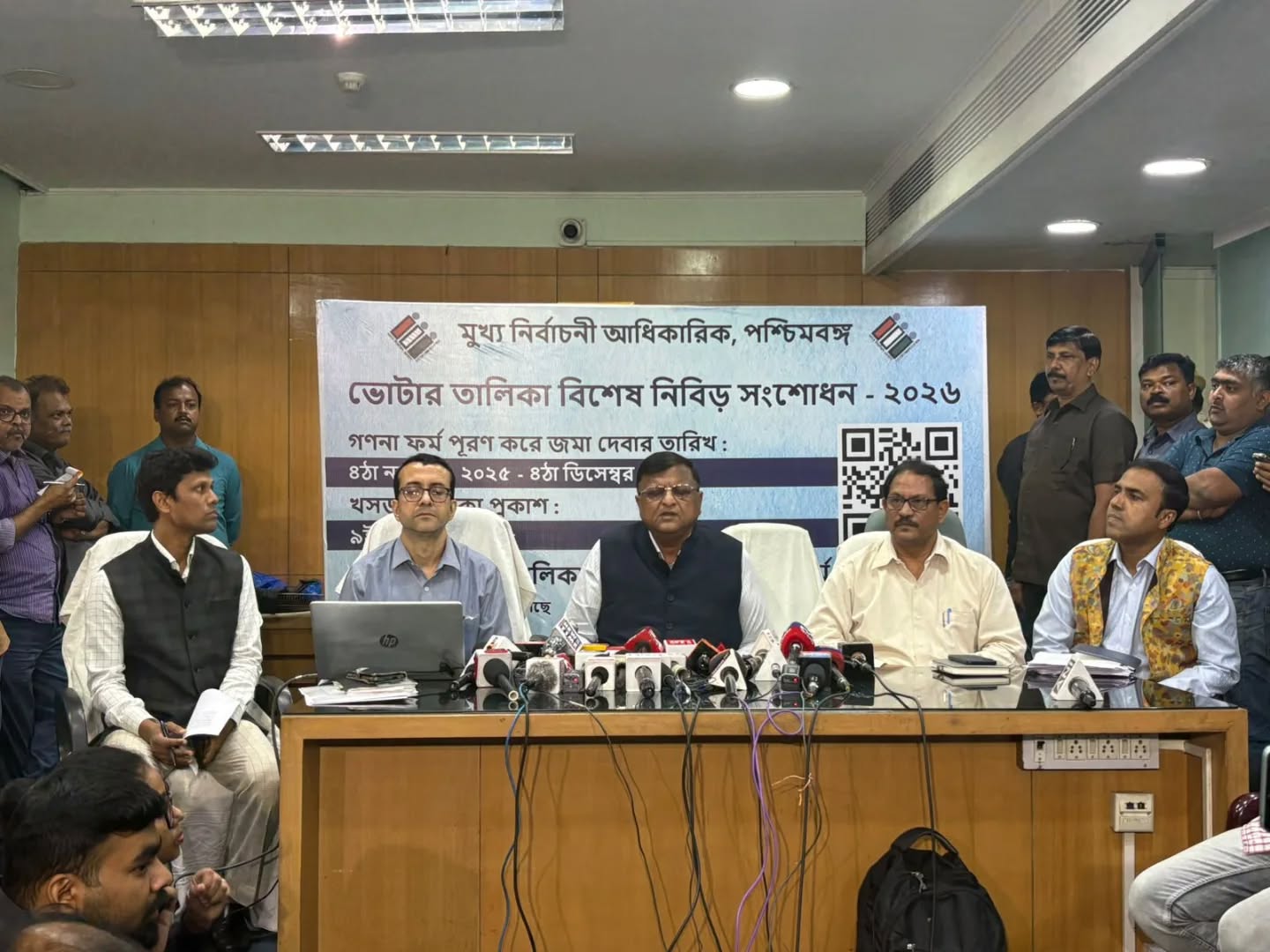 IR-এর অধীনে এন্যুমারেশন ফর্ম সংক্রান্ত কাজ সন্তোষজনকভাবে এগিয়ে চলেছে বলে রাজ্যের মুখ্য নির্বাচনী আধিকারিক মনোজ কুমার আগরওয়াল জানিয়েছেন