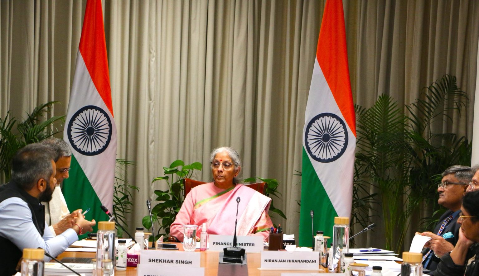 নতুন দিল্লীত নগৰ উন্নয়ন খণ্ডৰ বিশেষজ্ঞ আৰু অংশীদাৰসকলৰ সৈতে কেন্দ্রীয় বিত্তমন্ত্রী নির্মলা সীতাৰমনৰ দ্বাদশ প্রাক-বাজেট আলোচনা