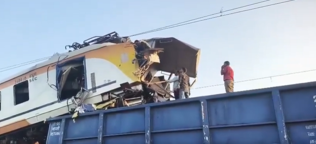 छत्तीसगडमध्ये प्रवासी रेल्वेगाडी अपघातात ११ जणांचा मृत्यू