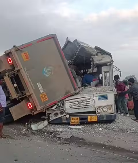 તેલંગાણાના રંગારેડ્ડી જિલ્લામાં થયેલા માર્ગ અકસ્માતમાં 19 મુસાફરોના મોત