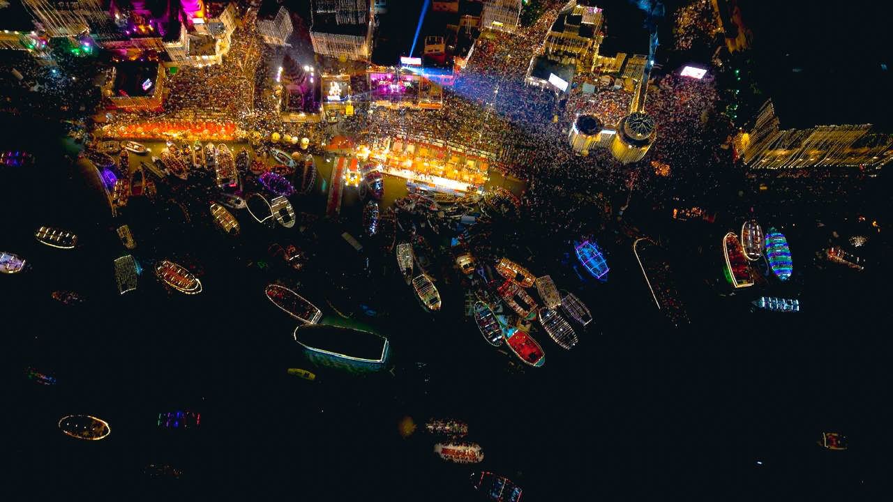 वाराणसी में कार्तिक पूर्णिमा के अवसर पर भव्य रूप से देव दीपावली मनाई गई