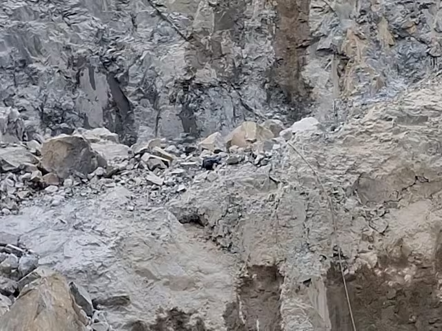 اترپردیش کے سون بھدر ضلعے میں کَل شام ایک کان کے دھنس جانے سے ایک شخص کی موت ہوگئی، جبکہ 12 سے زیادہ لوگوں کے وہاں پھنسے ہونے کا اندیشہ ہے