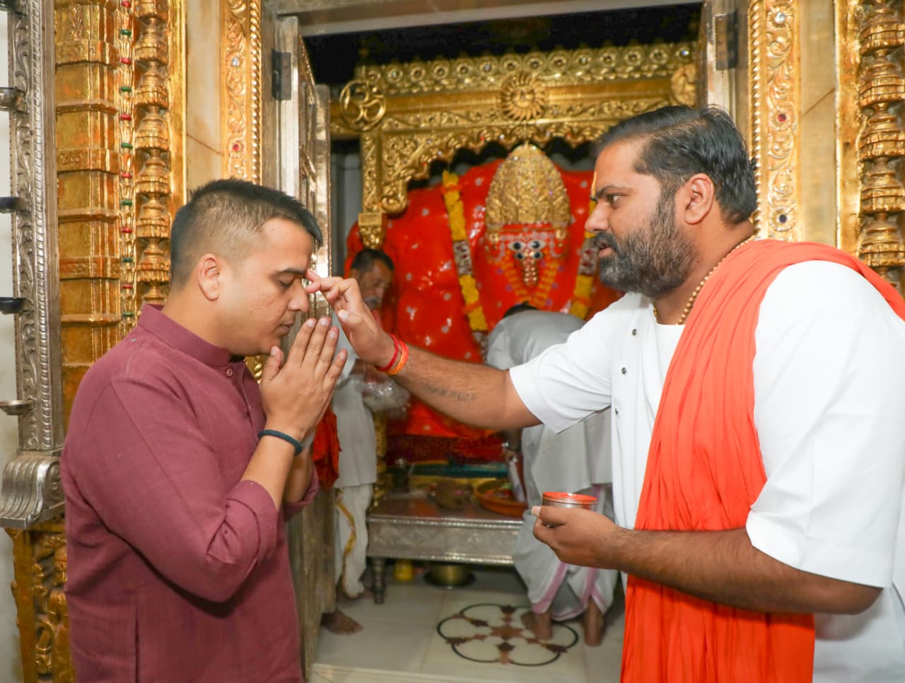 નાયબ મુખ્યમંત્રી હર્ષ સંઘવીએ કચ્છમાં દેશદેવી મા આશાપુરા માતાના મઢ મંદિરે શિશ ઝૂકાવી પોતાના પ્રવાસનો પ્રારંભ કર્યો.