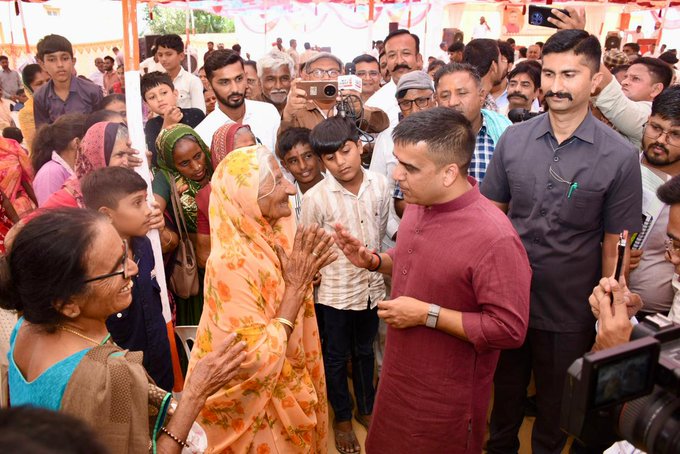 નાયબ મુખ્યમંત્રી હર્ષ સંઘવીએ કચ્છના સરહદી ગામ પુનરાજપરની મુલાકાત લઈ ગ્રામજનો સાથે સંવાદ કર્યો.