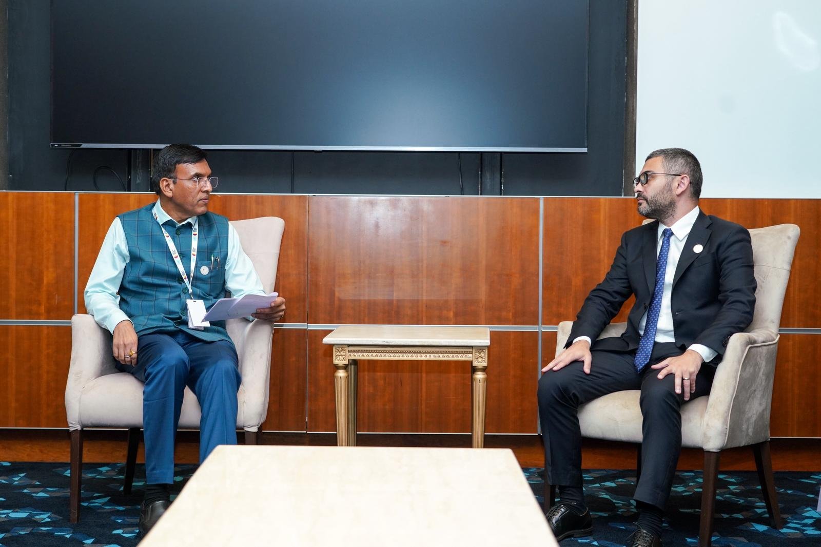 કેન્દ્રીય મંત્રી ડૉ. મનસુખ માંડવિયાએ કતારમાં રોમાનિયા અને રશિયાના સંબંધિત મંત્રાલયના મંત્રીઓ સાથે દ્વિપક્ષીય બેઠક યોજી