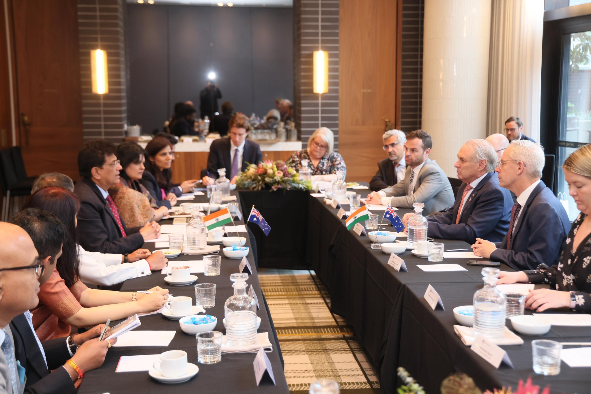 کامرس اور صنعت کے وزیر پیوش گوئل نے بھارت اور آسٹریلیا کے درمیان متوازن اور باہمی مفادات کے جامع اقتصادی تعاون کے ایک معاہدے CECA کے سلسلے میں جلد نتیجہ پر پہنچنے کے لیے آسٹریلیا کے تئیں اپنے عزم کا اعادہ کیا ہے۔