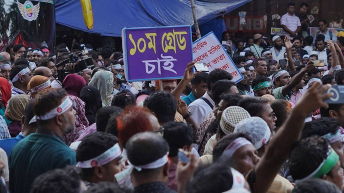 ढाका: पुलिस और हज़ारों प्रदर्शनकारी शिक्षकों के बीच हिंसक झड़प, 120 लोग घायल