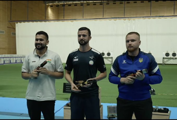 ISSF বিশ্বশ্যুটিং চ্যাম্পিয়নশিপে ভারতের অনীশ ভান্ওয়ালা, পুরুষদের২৫ মিটার রাপিড ফায়ার পিস্তল ইভেন্টে রূপো পেয়ে ইতিহাস গড়েছেন