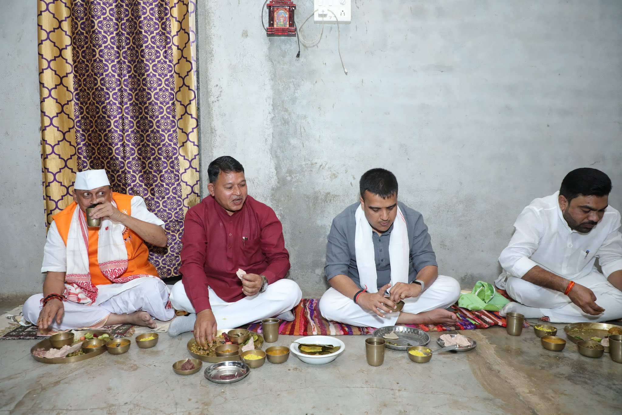 તાપી જિલ્લાના પ્રવાસે રહેલા નાયબ મુખ્યમંત્રી હર્ષ સંઘવીએ આદિવાસી ભોજનની મજા માણી.