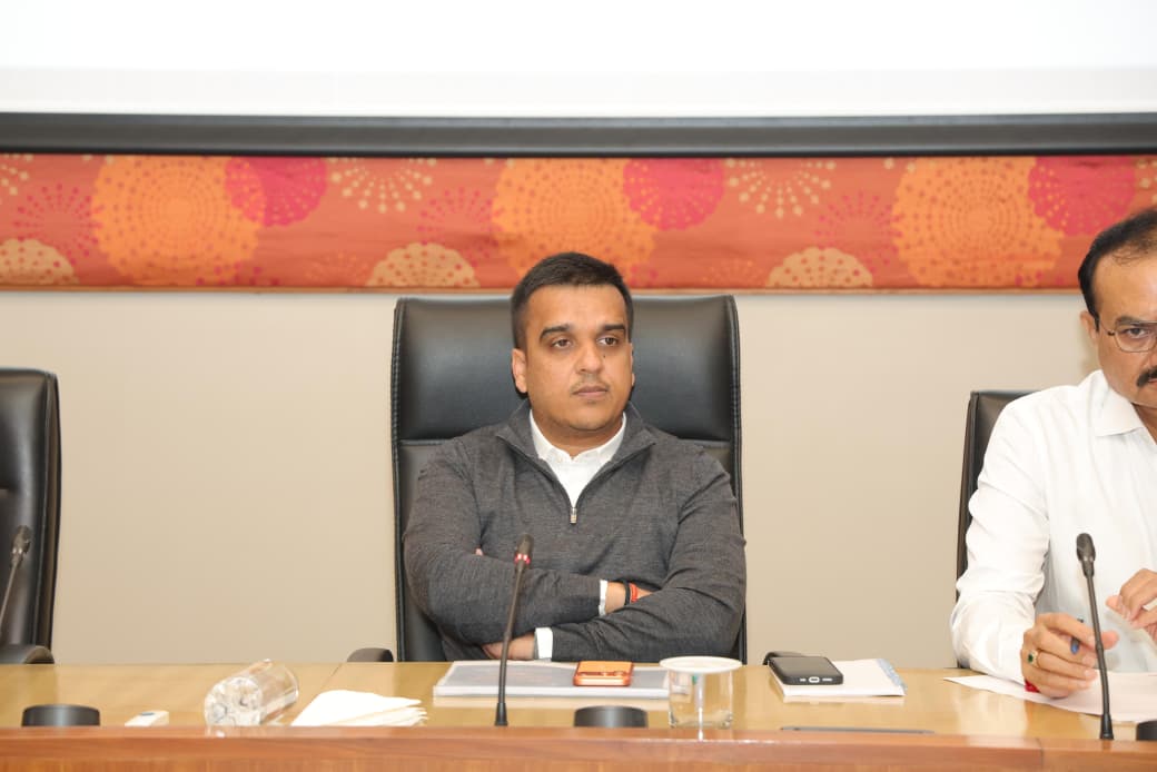 નાયબ મુખ્યમંત્રી હર્ષ સંઘવીએ “બદલાવ સ્વયંથી”નો સંકલ્પ લઈ સૌપ્રથમ સરકારી વિભાગોને સ્વદેશી વસ્તુઓ અપનાવવા પર ભાર મૂક્યો