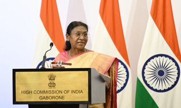 રાષ્ટ્રપતિ દ્રૌપદી મુર્મૂએ બોત્સવાનામાં પ્રવાસી ભારતીયોને બંને દેશ વચ્ચેની મિત્રતાના જીવંત સેતુ ગણાવ્યા.