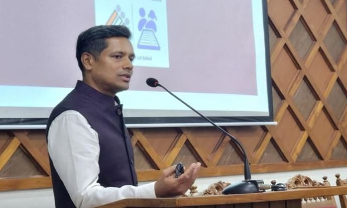 केरल में मुख्य निर्वाचन अधिकारी रतन यू. केलकर ने तिरुवनंतपुरम में सर्वदलीय बैठक आयोजित की