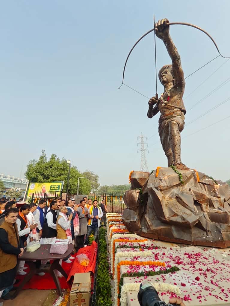 दिल्ली BJP अध्यक्ष वीरेंद्र सचदेवा ने बिरसा मुंडा की 150वीं जयंती पर पुष्पांजलि अर्पित की