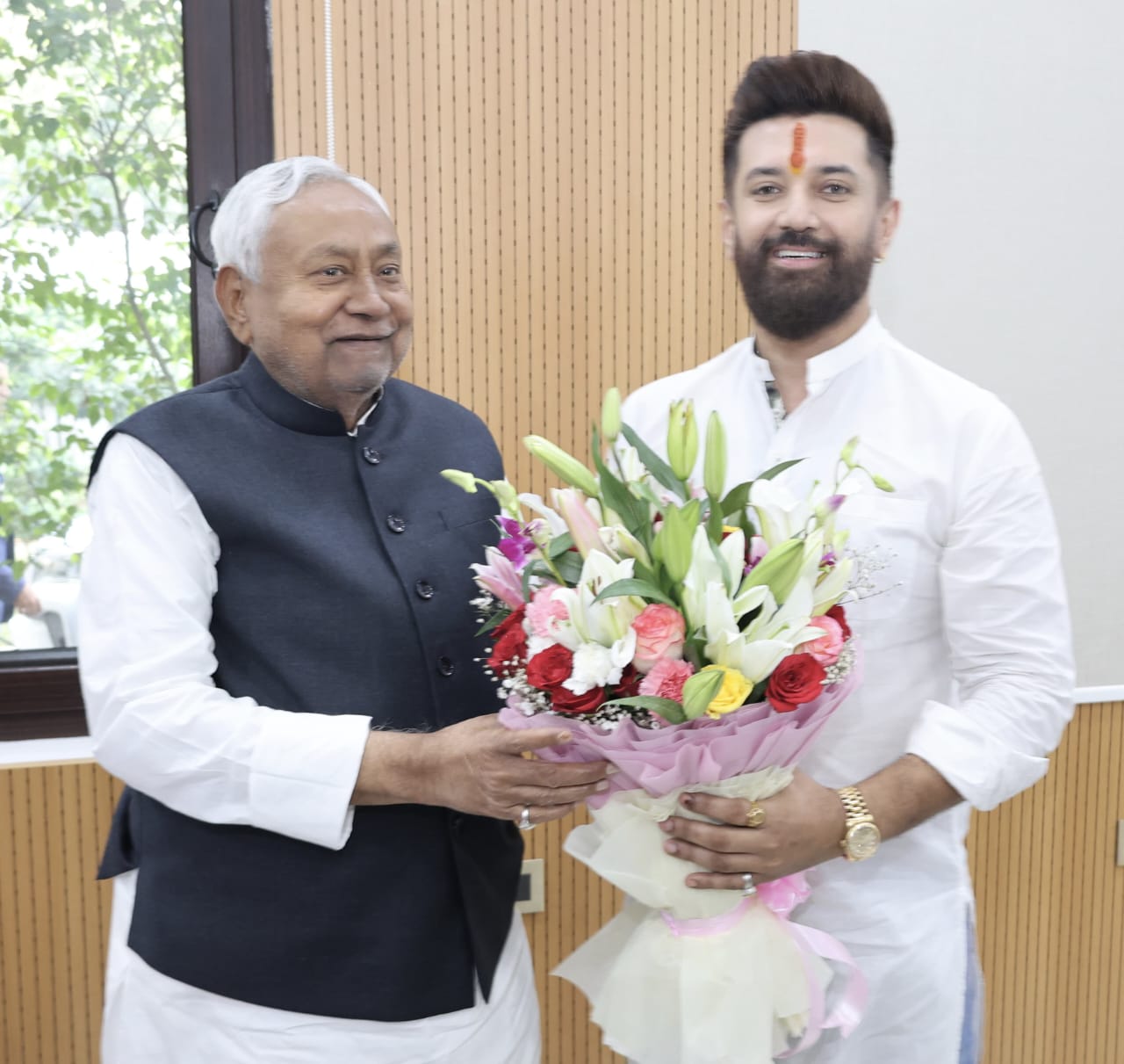 बिहार में सरकार गठन के लिए राष्ट्रीय जनतांत्रिक गठबंधन के सहयोगी दलों के नेताओं ने चर्चा शुरू की