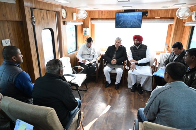Railway Minister Ashwini Vaishnaw shares best practices on signal and track maintenance